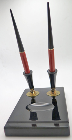 ITEM #6852 6797 6798: PARKER BLACK CERAMIC DESK BASE + FOUNTAIN PENS. HOLDS TWO PENS. BLACK SOCKETS HAVE DOUBLE BAND AND BRASS SOCKETS. GREAT CONDITION. 